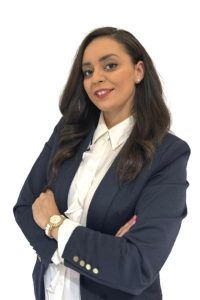 persona de brazos cruzados