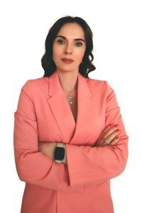 persona con chaqueta rosa